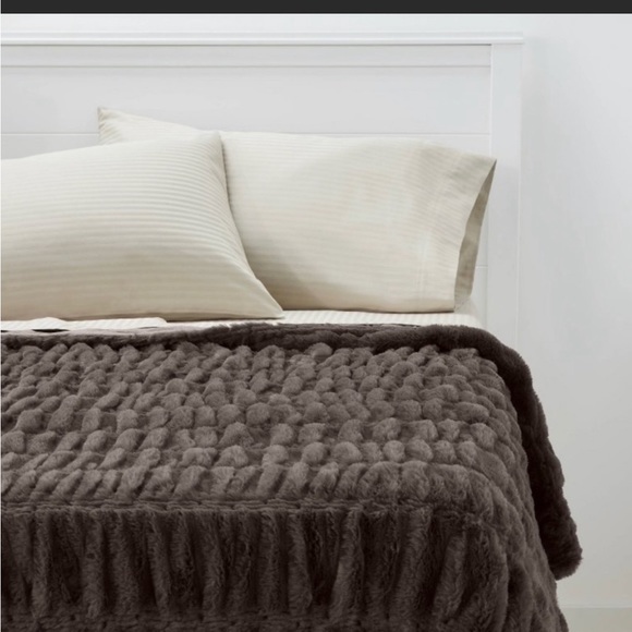 Fax fur throw blanket by Threshold - Picture 1 of 5